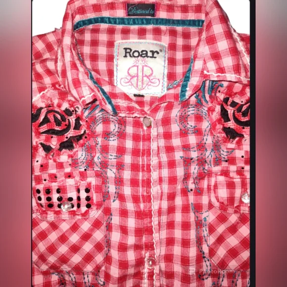 Roar Women's Western Rodeo Red Punchy Plaid Long Sleeved Top Size Medium - Picture 3 of 6